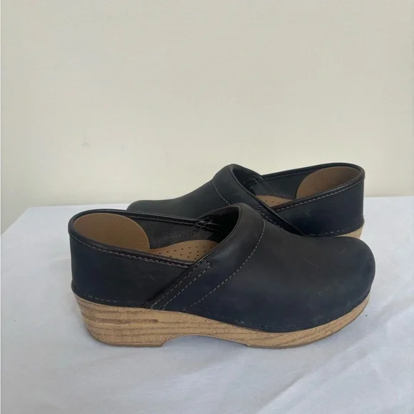 Dansko Clogs Polyurethane Outsole Black/ Natural Oil Size 37 Womens Shoes - Picture 1 of 7